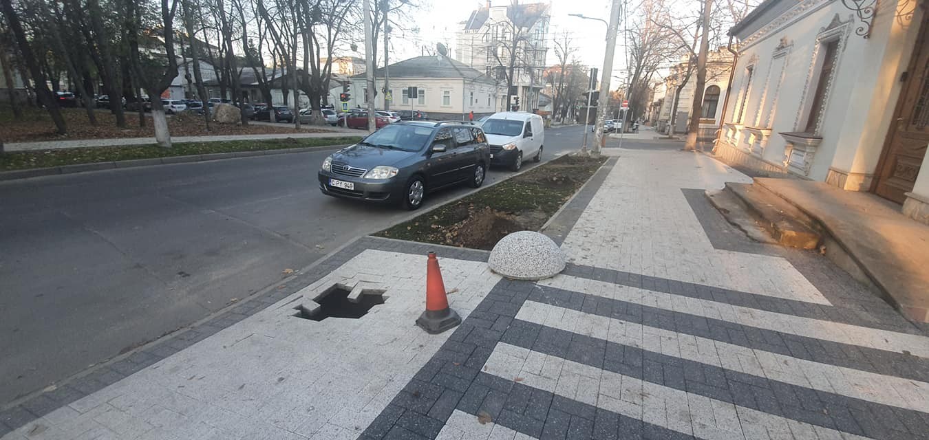 FOTO // „Treaba se face de mântuială ca de obicei”. Trotuar surpat la câteva zile după ce a fost dat în exploatare